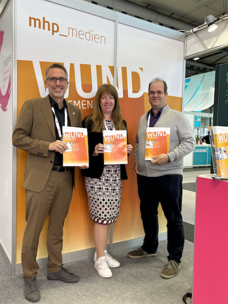 &copy; B. Springer | Referenten mit dem WUNDupdate Sonderheft 2025 am Stand der Zeitschrift WUNDmanagement. Prof. Dr. Joachim Dissemond, PD Dr. Cornelia Erfurt-Berge, Johannes Edel (v.l.)