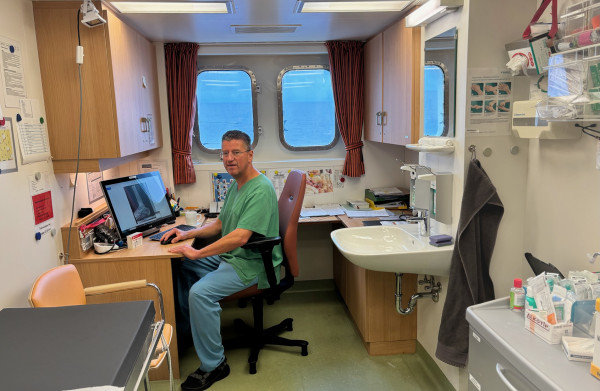 &copy; Barbara Springer |  Bordarzt Dr.med. Andreas Mengel in seinem Sprechzimmer mit Meerblick. 