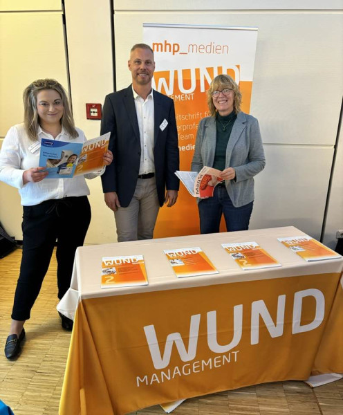 &copy; Am Stand der Zeitschrift WUNDmanagement beim Wundkongress Kassel des Wundnetz Nordhessen mit Referentin Margarete Wieczorek (li), Prof. Dr. Sebastian Probst und Dr. Barbara Springer. Ein toller und spannender Tag!
