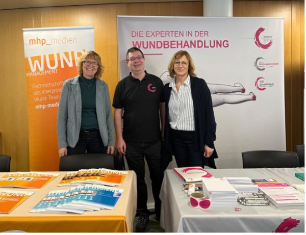 &copy; Barbara Springer | Am Gemeinschaftsstand der Initiative Chronische Wunden e.V. und der Zeitschrift WUNDmanagement freut man sich auf den Kongress. V. l.: Dr. Barbara Springer, Mike Zielonka, Ida Verheyen-Cronau. 