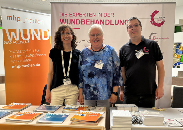 &copy; Barbara Springer | Stand-Unterstützung am zweiten Tag des HWX /ICW-Süd-Kongress. Von links: Alexandra Becker, Redakteurin der Zeitschrift Hygiene und Medizin, Veronika Gerber und Mike Zielonka von der Initiative Chronische Wunden - ICW e.V. 